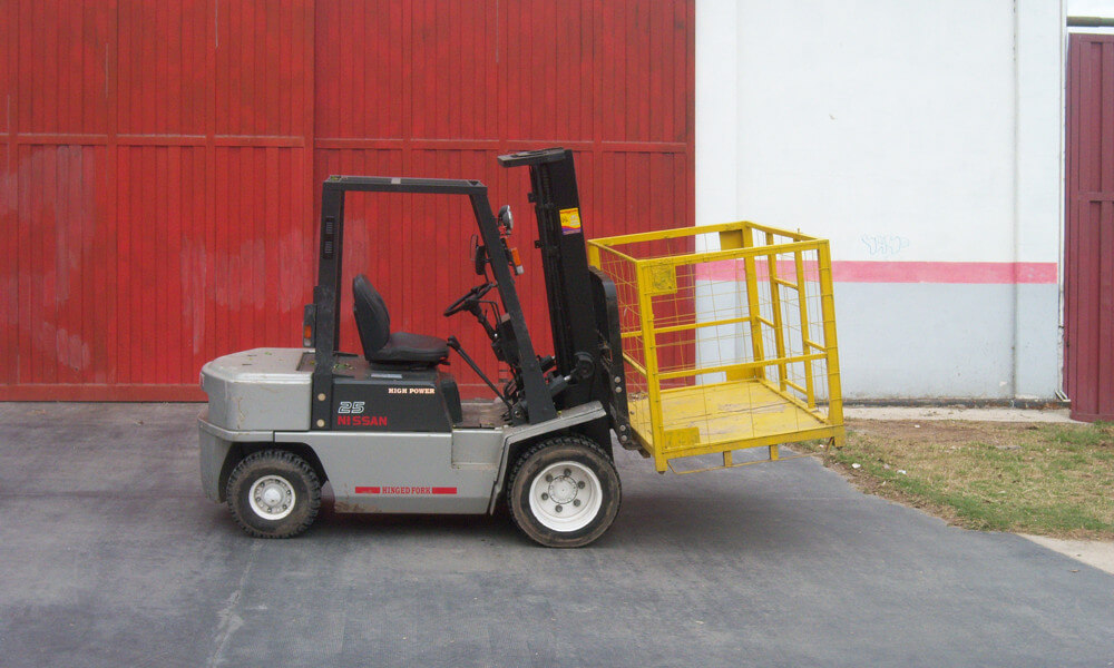 Auto elevador Nissan 25 en Córdoba