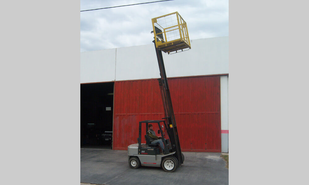 Auto elevador Nissan 25 Carlos Paz